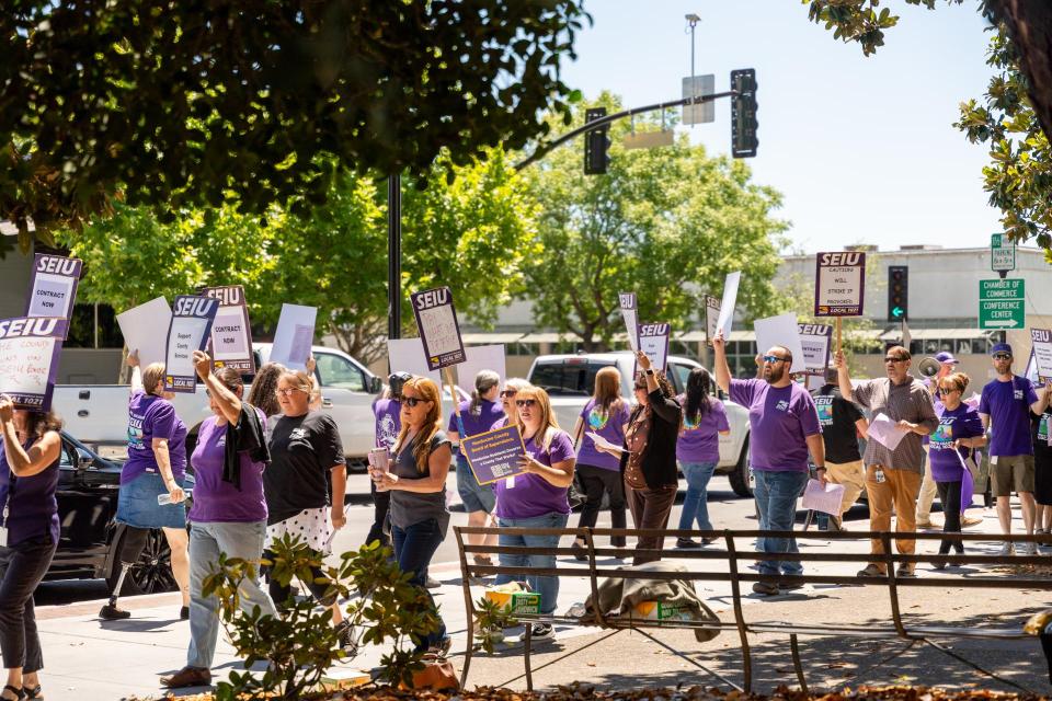 SEIU 1021 members at Mendocino County picketing, demanding that the County stabilize County services
