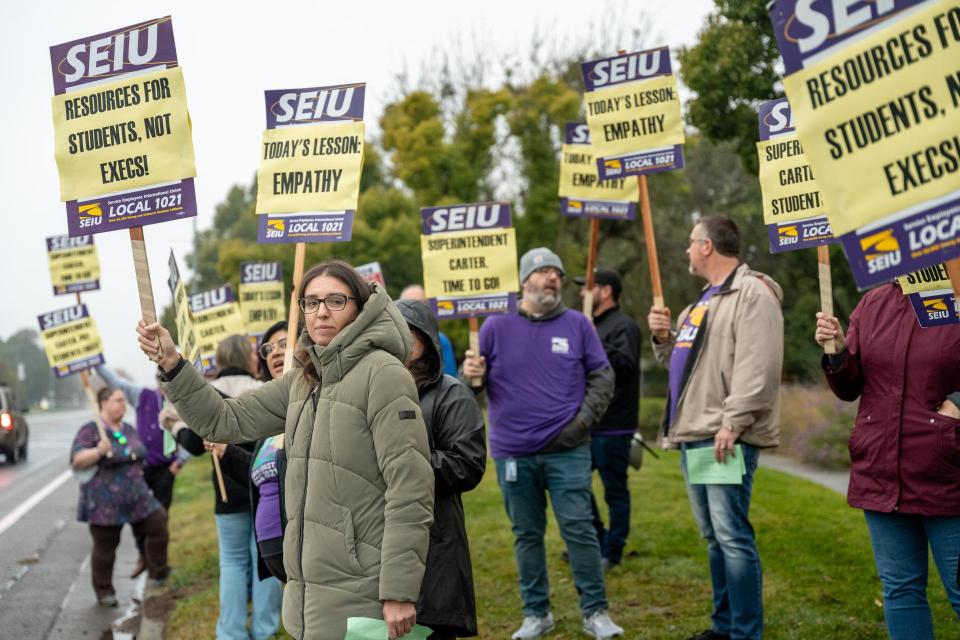 SEIU 1021 & ASCOE members picketing the Sonoma County Office of Education